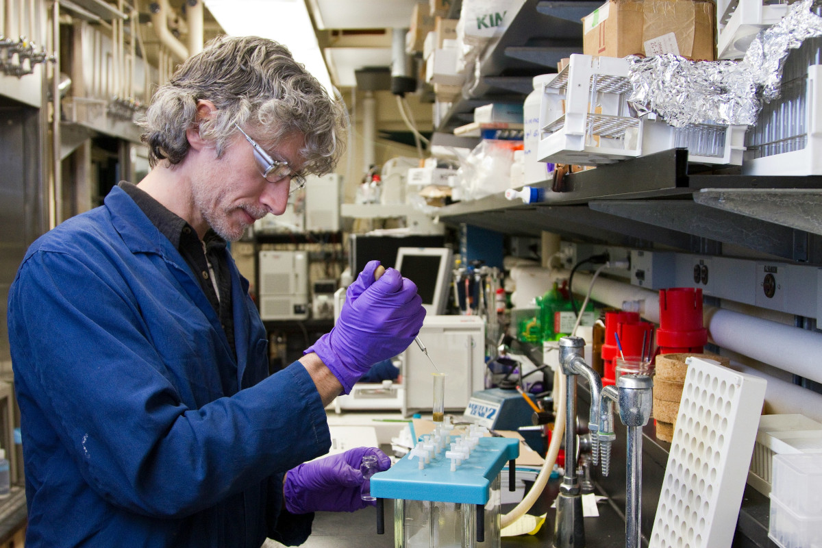 Photo of a scientist pipetting.